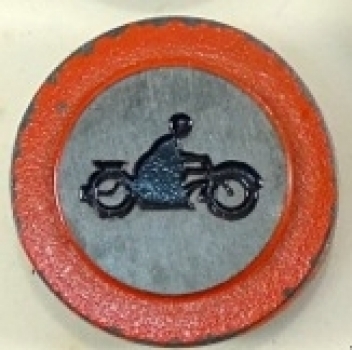 Winterhilfswerk 1941 zwei Anstecknadeln "Motorrad, Automobil - Verkehrsverbote" Metall (0006)