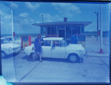 Skoda 1000 MB at Gasolinstation 1968 Pressnegativ (10528)