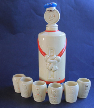 Tankstellen-Männchen Likörflasche mit sechs Bechern 1930 Keramik (4601)