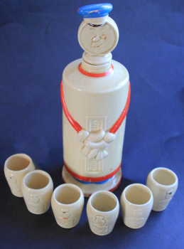 Preview: Tankstellen-Männchen Likörflasche mit sechs Bechern 1930 Keramik (4601)