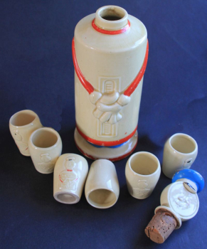 Preview: Tankstellen-Männchen Likörflasche mit sechs Bechern 1930 Keramik (4601)