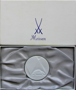 Meissen Volkswagen Käfer Porzellanmedaille 1985 "VW - Da weiß man was man hat" in Originalbox (11207)