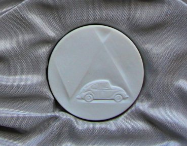 Preview: Meissen Volkswagen Käfer Porzellanmedaille 1985 "VW - Da weiß man was man hat" in Originalbox (11207)