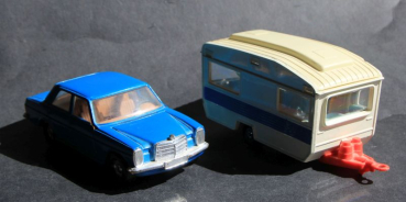 Preview: Corgi Toys Mercedes-Benz 240 D mit Wohnwagen Metallmodell (11295)