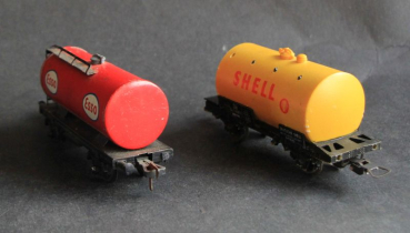 Preview: Fleischmann Esso und Shell Kesselwaggons Spur HO zwei Blechmodelle 1960 (11623)