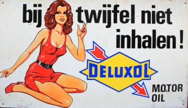Deluxol Motor Oil Pin-up Blechschild 1965 "Bij twijfel niet inhalen!" (11690)