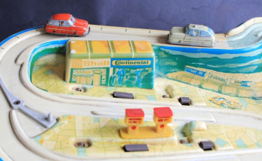 Preview: Technofix Rallye Plastikbahn mit Tankstelle und Fahrzeugen Friktionsantrieb 1965 (1720)