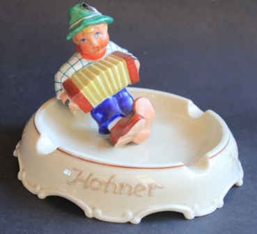 Hohner Aschenbecher 1955 mit Akkordeon Jungen Fischer Porzellan (6516)