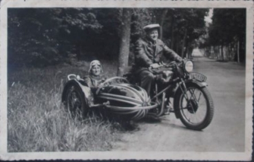 NSU Motorrad mit Beiwagen auf Berliner Chaussee 1930 Originalfoto (5771)