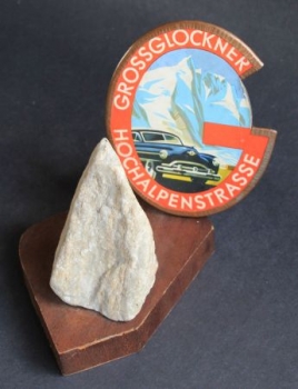 Großglockner Souvenier 1955 Plakette und Stein auf Sockel montiert (5278)