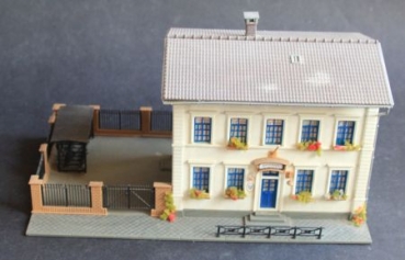 Pola Meistermodell Embassybuilding 1988HO Plasticmodel  (6290)
