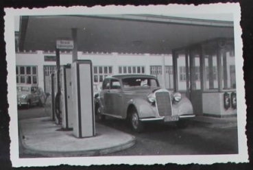 Mercedes-Benz 170 V an Tankstelle 1954 Originalfoto (2786)