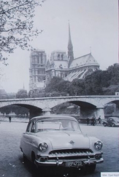 Opel Kapitän Limousine vor Notre-Dame Paris 1954 Werksfoto (5424)