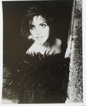 Liza Minnelli original signed autographcard 1976 (6208)