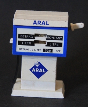 Gama BV Aral Gaspump1965 Plasticmodell with Frictiondrive (6601)