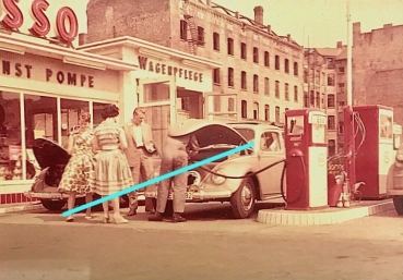 Esso Gasstation Riversale 1955 with Volkswagen Beetle original colored Advertising-Riversal film framed (3090)