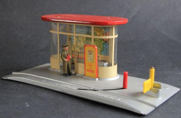 Schuco Varianto Shell Tankstelle mit Tankwart 1958 Kunststoffmodell (1665)