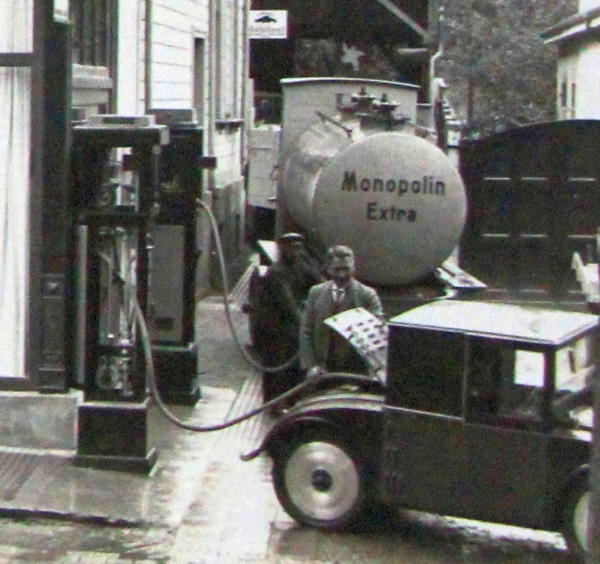 Opel Händler "Harzburger Gebrauchtwagen-Hallen" mit Tankstelle 1928 Originalfoto (10862)