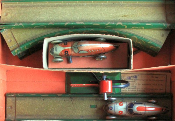 Tippco Rennbahn Rundkurs 1938 mit 2 Fahrzeugen und Tankstelle in Originalbox (10860)