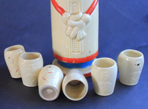 Tankstellen-Männchen Likörflasche mit sechs Bechern 1930 Keramik (4601)