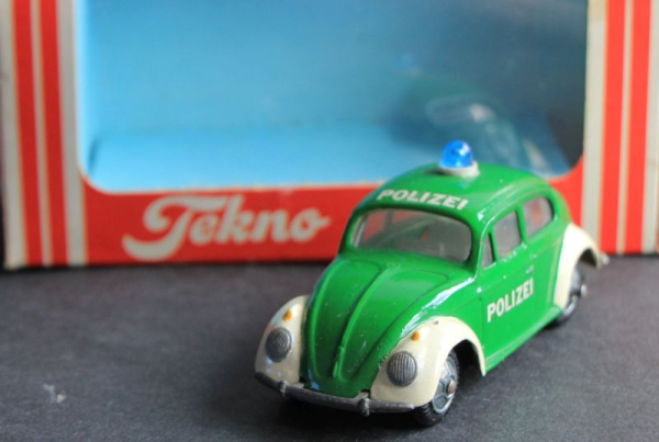 Tekno Volkswagen Käfer Polizei 1965 Metallmodell mit Originalbox (11138)