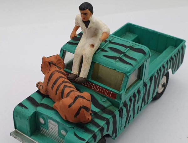 Corgi Toys Land Rover Pick-up "Daktari" 1965 with figures DieCast Model (11140)