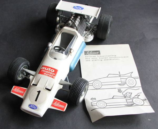 Schuco Ford Brabham Cosworth Formel I Rennwagen 1971 Plastikmodell mit Friktionsantrieb in Originalbox (11157)