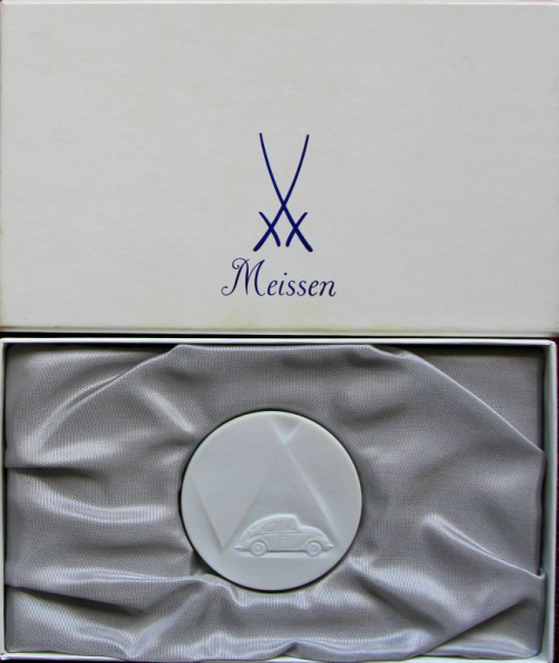 Meissen Volkswagen Käfer Porzellanmedaille 1985 "VW - Da weiß man was man hat" in Originalbox (11207)