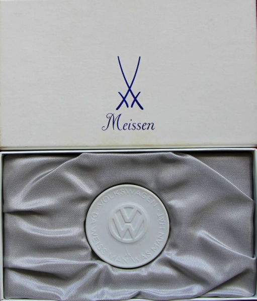 Meissen Volkswagen Käfer Porzellanmedaille 1985 "VW - Da weiß man was man hat" in Originalbox (11207)