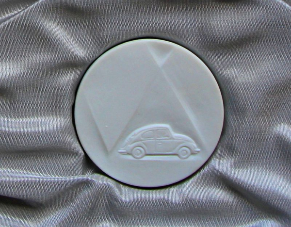 Meissen Volkswagen Käfer Porzellanmedaille 1985 "VW - Da weiß man was man hat" in Originalbox (11207)