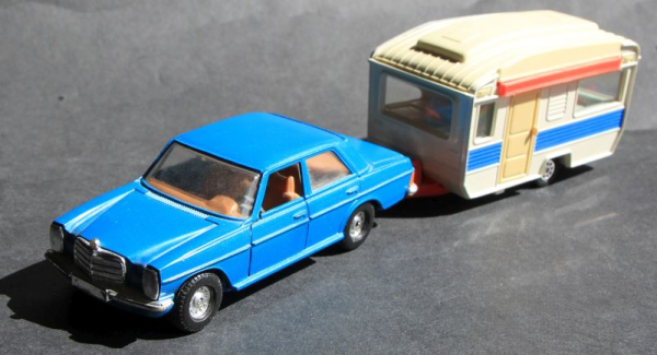 Corgi Toys Mercedes-Benz 240 D mit Wohnwagen Metallmodell (11295)
