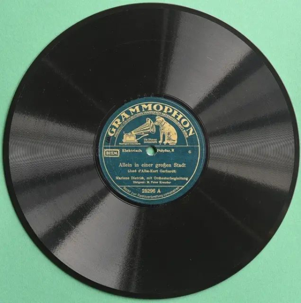 Marlene Dietrich Grammophon-Schallplatte "Allein in einer grossen Stadt" 1933 in Originalschuber (11320)