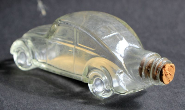 Volkswagen Käfer Glasflasche 1950 Bodirsky Likörflasche als VW-Modell (11420)