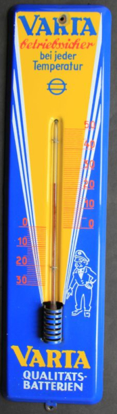 Varta Qualitätsbatterien "Betriebssicher bei jeder Temperatur" 1960 Emaileschild mit Thermometer (11471)
