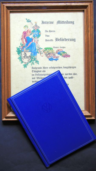 Volkswagen Mitarbeiterauszeichnung mit gerahmter Urkunde 1980 (11540)