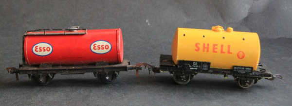 Fleischmann Esso und Shell Kesselwaggons Spur HO zwei Blechmodelle 1960 (11623)