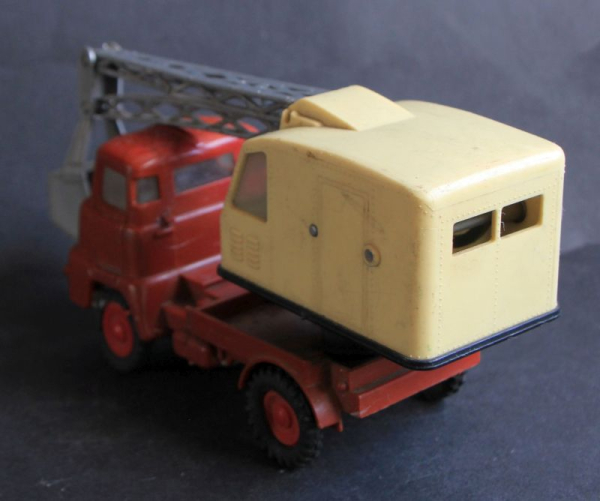 OK Toys Bedford Kranwagen-Bagger 1965 Plastikmodell (11643)