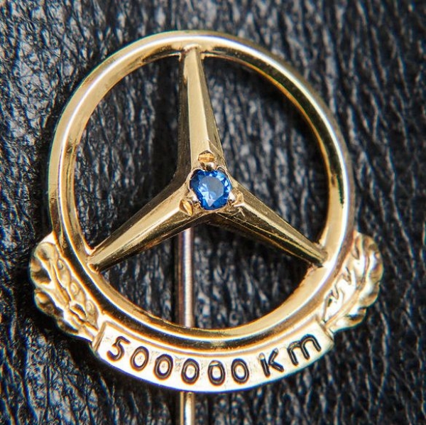 Mercedes-Benz 1955 goldplated pin 500.000 Km with jewel (0007)