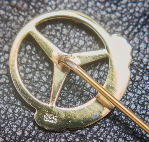Mercedes-Benz 1955 goldplated pin 500.000 Km with jewel (0007)