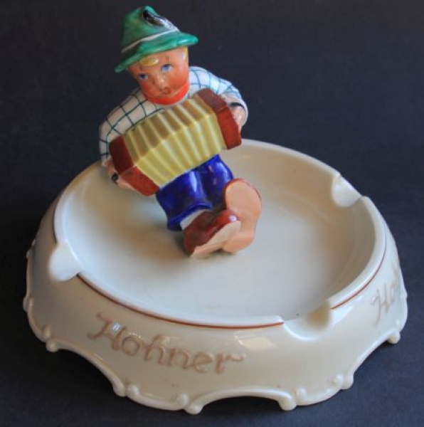 Hohner Ashtray 1955 with Akccrdion boy Fischer Porcelain (6516)