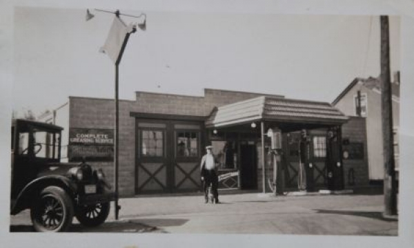 Sunoco Tankstelle 1928 mit Dodge-Limousine Originalfoto (7174)