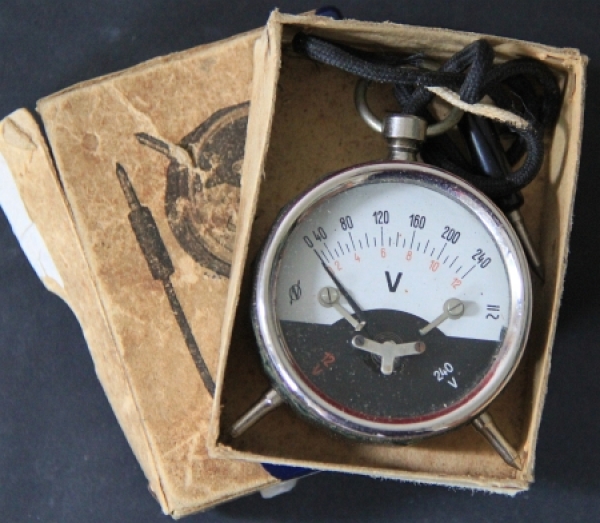 Neuberger Voltmeter 1935 Type TEW bakelite in original box (0257)