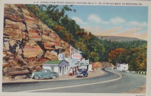 Esso Standard Gasstation 1939 "Service Station on US 30" Advertising-Postcard (0357)