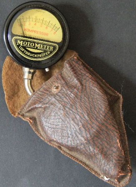 Moto-Meter Kompressor-Luftdruckprüfer 1938 mit Ledertasche (1069)