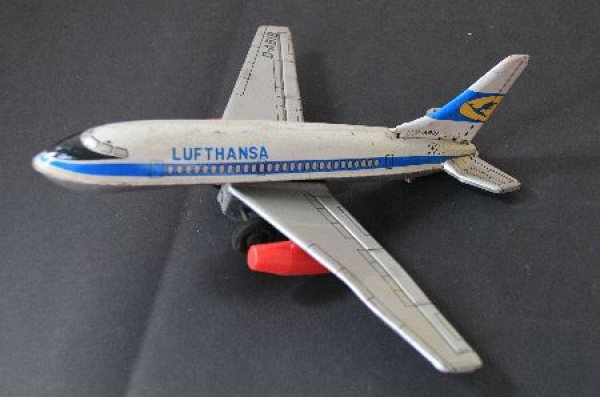 Takatoku Toys Lufthansa Jet D-ABIB 1970  Tinmodel with frictiondrive (2219)