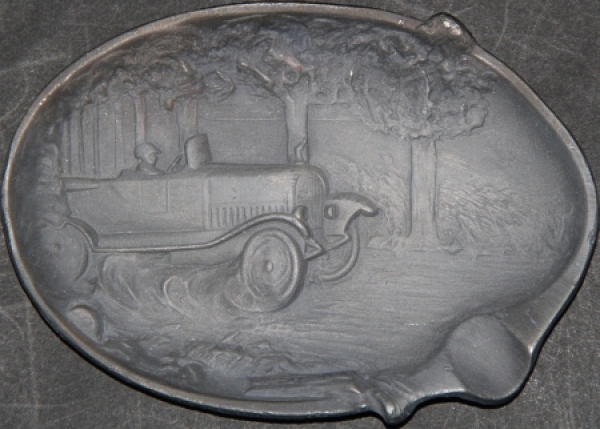 Aschenbecher 1920 Relief-Automobil-Motiv Guseisen (2903)