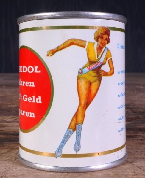 Veedol Spardose 1962 "10-30 Motor-Oil" in Oeldosenform mit Pin-up von Heinz Fehling (6254)