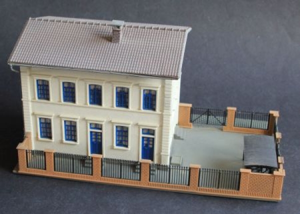 Pola Meistermodell Embassybuilding 1988HO Plasticmodel  (6290)