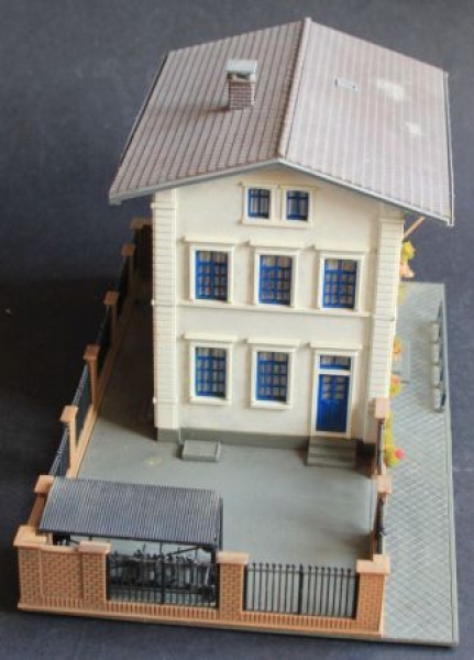 Pola Meistermodell Embassybuilding 1988HO Plasticmodel  (6290)