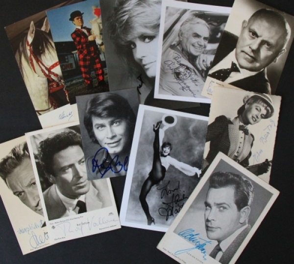 Signed autographcards from 11 different artists 1952-1976 (6209)